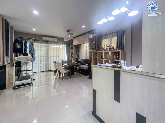 *****บ้านเดี่ยวมือสองย่านกรุงเทพฯ ม.ไลฟ์บางกอกบูเลอวาร์ด รามอินทรา เนื้อที่กว้างขวางเกือบ 65 ตร.ว. ฟังก์ชัน 4 ห้องนอน 4 ห้องน้ำ ที่จอดรถ 2 คัน บนทำเลแห่งการเดินทาง ใกล้รถไฟฟ้าสายสีชมพู "สถานีนพรัตนราชธานี" และทางด่วน "พระราม2-กาญจนาภิเษก"